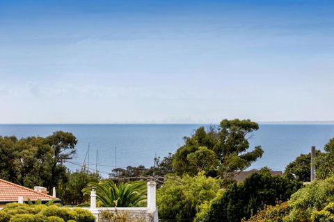 NORTH POINT RETREAT - MORNINGTON - Tourism Guide 1