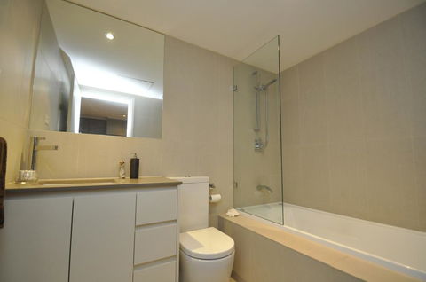 NORTH SYDNEY FULLY SELF CONTAINED MODERN 2 BED APARTMENT (16WAL) - Travel Agents 3
