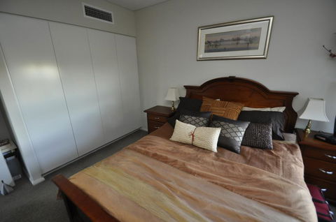 NORTH SYDNEY FULLY SELF CONTAINED MODERN 2 BED APARTMENT (16WAL) - Travel Agents 2