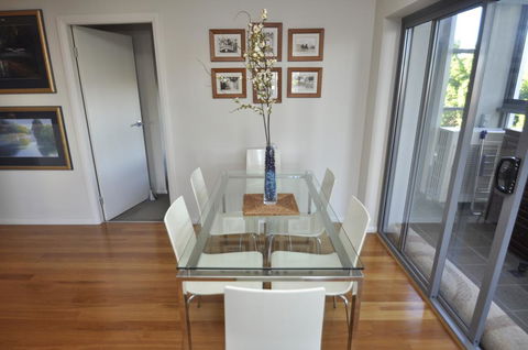 NORTH SYDNEY FULLY SELF CONTAINED MODERN 2 BED APARTMENT (16WAL) - Travel Agents 1