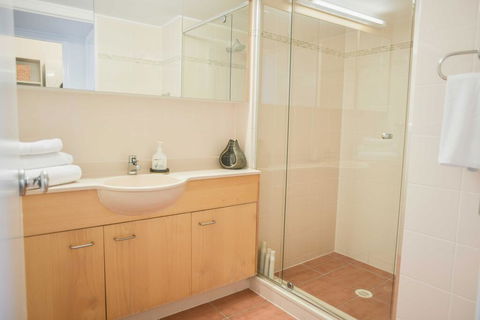 Ocean Front Moffat Beach Private Rooftop Terrace Walk To Cafe's, Restaurants - Cruises Travel 2