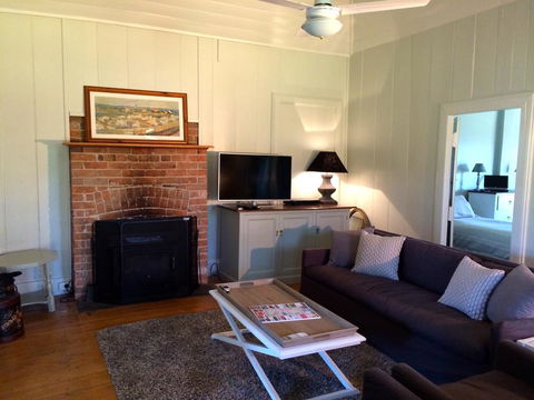 Old Schoolmaster's Cottage On The Barrington River - Travel Agents 2