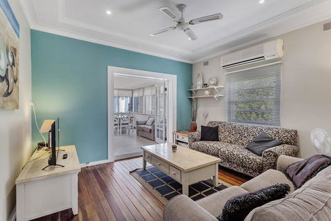 Oscars Pet Friendly Beach House, 14 Tomaree Road - Tourism Guide 0