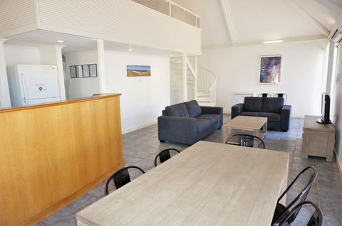 Osprey Holiday Village Unit 111 - Splendid 3 Bedroom Holiday Villa With A Pool In The Complex - Cruises Travel 1