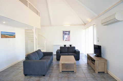 Osprey Holiday Village Unit 111 - Splendid 3 Bedroom Holiday Villa With A Pool In The Complex - Cruises Travel 2