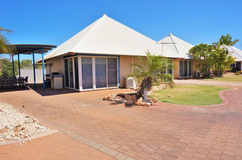 Osprey Holiday Village Unit 111 - Splendid 3 Bedroom Holiday Villa With A Pool In The Complex - Cruises Travel 0