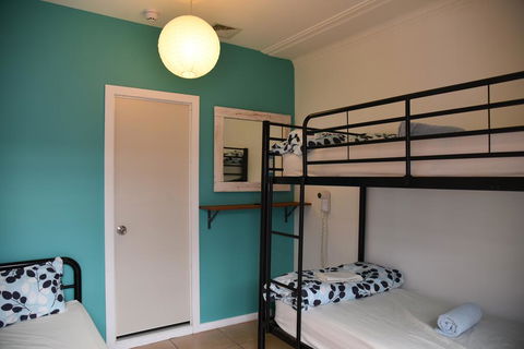 Ozzie Pozzie Backpackers - Port Macquarie YHA - Travel Agents 1