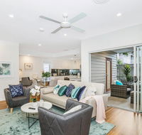 Park Avenue Townhouse Retreat Brisbane Sleeps 10 - Tourism Guide