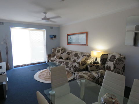 Parkview, Unit 16, 11 Catalina Close - Cruises Travel 1