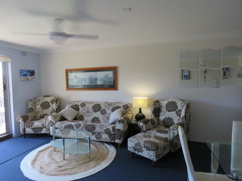 Parkview, Unit 16, 11 Catalina Close - Cruises Travel 2