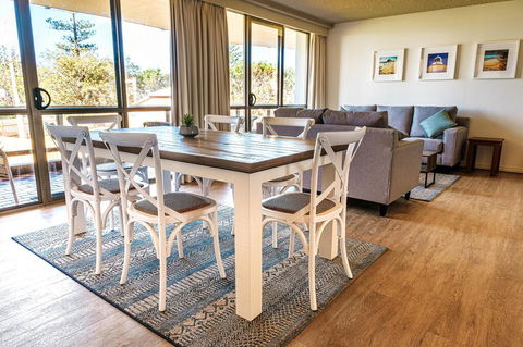 PERFECTLY POSITIONED BEACHFRONT APARTMENT-GREAT LOCATION WITH OCEAN VIEWS - Travel Agents 2