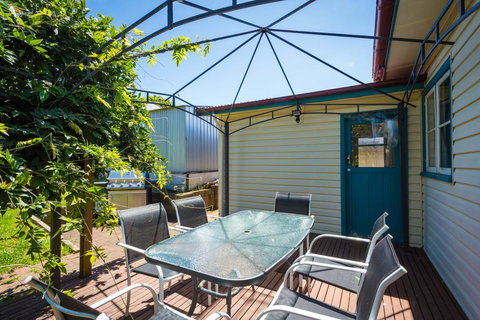 Pet Friendly Beach Cottage @ Ballingalla - Travel Agents 1