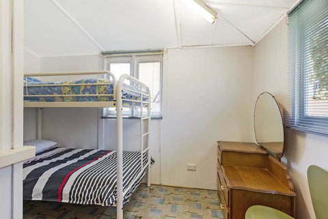 Pet Friendly Beach Cottage @ Ballingalla - Travel Agents 2