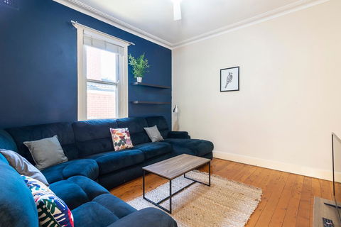 PET FRIENDLY FAMILY HOME WILLOUGHBY - Cruises Travel 0