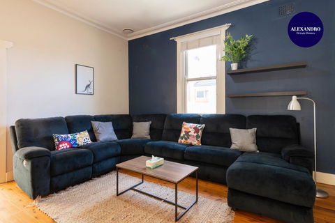 PET FRIENDLY FAMILY HOME WILLOUGHBY - Cruises Travel 2
