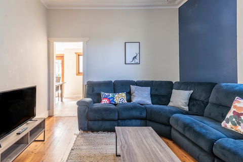 PET FRIENDLY FAMILY HOME WILLOUGHBY - Cruises Travel 3