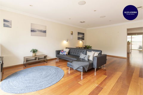 Pet Friendly Home Away From Home - Willoughby - Cruises Travel 0