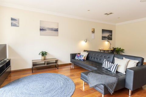 Pet Friendly Home Away From Home - Willoughby - Cruises Travel 3
