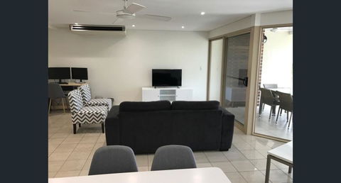 Phil's Place On Airlie - Travel Search 3