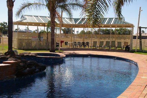 Pines Country Club Motor Inn - Tourism Guide 2