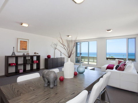 POINT GREY APARTMENT 14 - The Point - Travel Agents 2