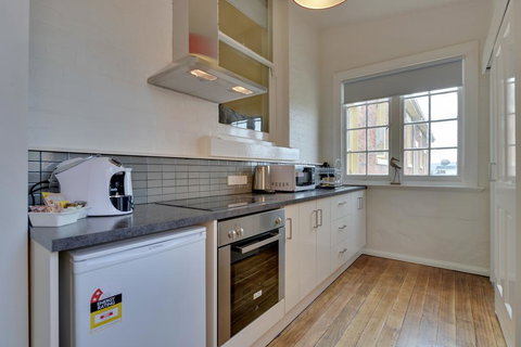 Portsea Place - Travel Agents 1