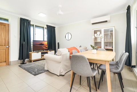 Private Pool, Big Backyard, Aircon - Paradise! - Travel Search 1