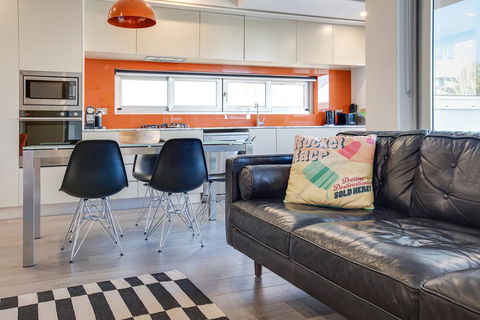 Professional Apartment 15 Minutes From CBD - Travel Agents 2