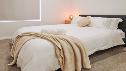 Quiet Large Balcony Living - Travel Search 1
