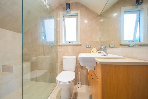 Quiet Private Studio In Strathfield With Kitchenette And Private Bathroom 3min To Station Sleeps 6 - Tourism Guide 2