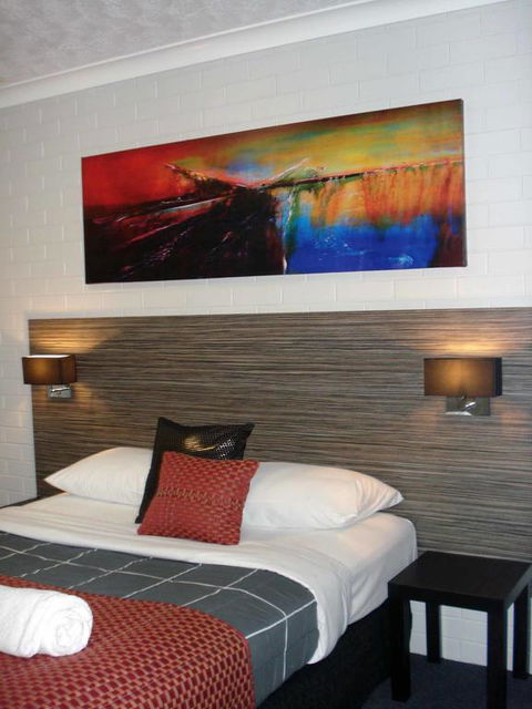 Raceview Motor Inn - Cruises Travel 3