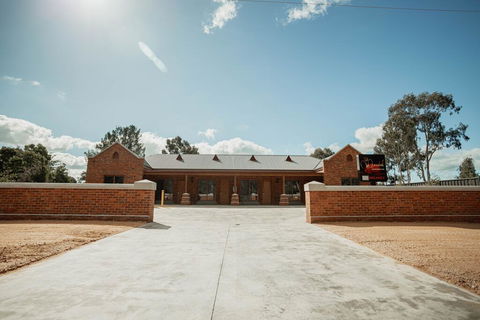 Red Waratah Accommodation - Travel Search 0