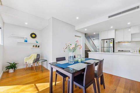 Relax In A Spacious & Modern Townhouse In Asquith - Cruises Travel 2