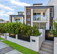 Relax in a Spacious  Modern Townhouse in Asquith - Cruises Travel