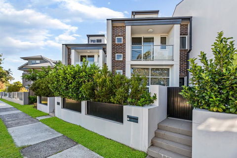 Relax In A Spacious & Modern Townhouse In Asquith - Cruises Travel 0