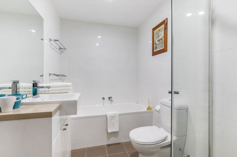 Relax In A Spacious & Modern Townhouse In Asquith - Cruises Travel 1
