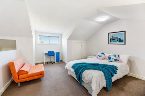 Relax In A Spacious & Modern Townhouse In Asquith - Cruises Travel 3