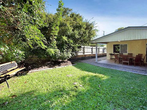Roderick Street 52, Moffat Beach - Cruises Travel 0
