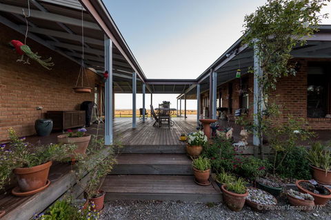 Sanctuary@Waratah - Travel Agents 1