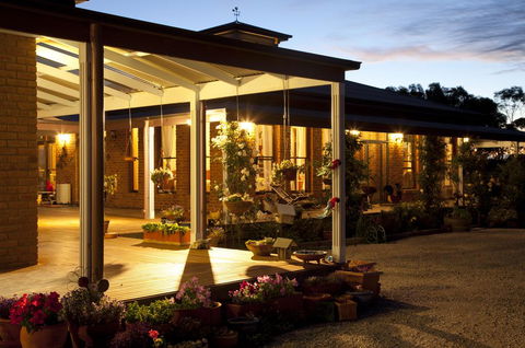 Sanctuary@Waratah - Travel Agents 3