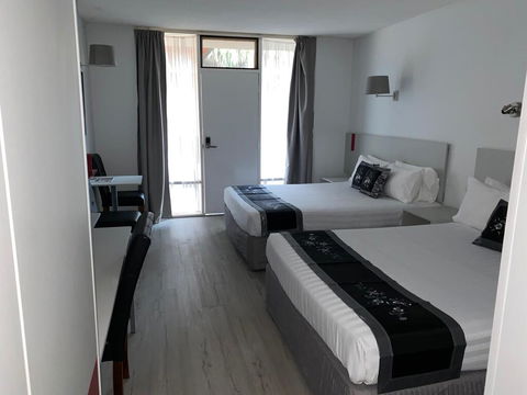 Sandors Motor Inn - Cruises Travel 1