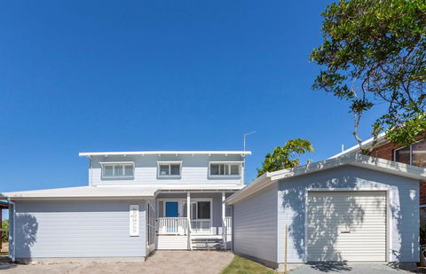 Sandpiper Beach Front House - Travel Agents 0
