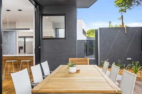 Sawtell Suites - Suite 1 - Travel Agents 1