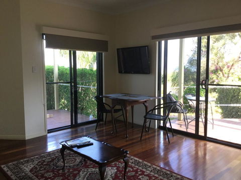 Sea Breeze Esplanade, Beachfront, Close Marina Hervey Bay - Travel Search 2