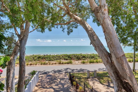 Seascape Luxury Beachfront House - Travel Search 2