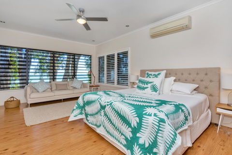Seascape Luxury Beachfront House - Travel Search 0