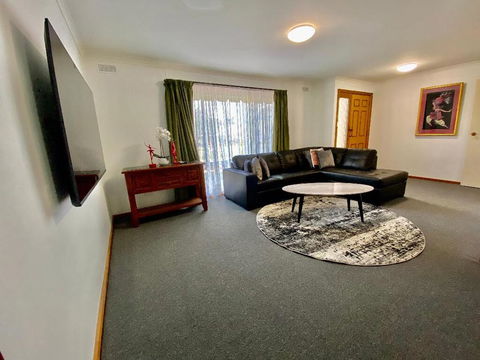 Sevens Avenue Guest House - Cruises Travel 3