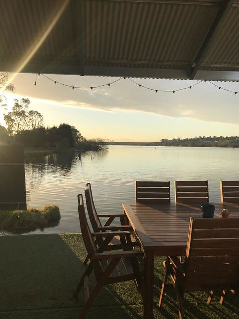 Shack Built Over The Murray River - Cruises Travel 0