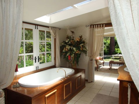 Shakespeare's Wilderness Chalet - Tourism Guide 0