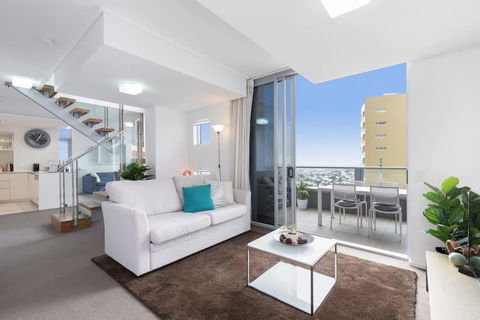 SK1 - Spotless 2BR SkyHome Long Stays Welcome - Tourism Guide 3